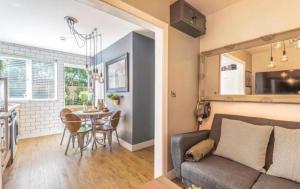 ein Wohnzimmer und eine Küche mit einem Sofa und einem Tisch in der Unterkunft Egham Contemporary Stylish Three Bedroom Apartment in Egham