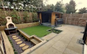 a garden with a small yard with a smallificialificialificialificialificialificialificial at Egham Contemporary Stylish Three Bedroom Apartment in Egham