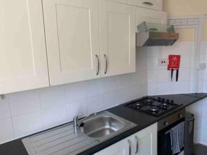 Η κουζίνα ή μικρή κουζίνα στο APlaceToStay Central London apartment, Zone 1 CAM
