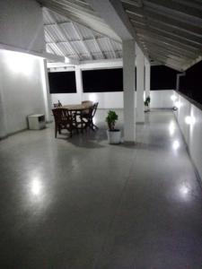 Aden’s Cave في بانادورا: غرفة فارغة كبيرة مع طاولة وكراسي