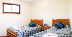 two beds sitting next to each other in a room at Hotel La Picá in Vicuña