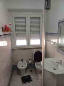 y baño con aseo y lavamanos. en Amoreira Room, en Lisboa
