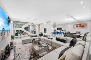 Televisyen dan/atau pusat hiburan di Waterfront Villa in Hollywood! Heated Pool and Game room