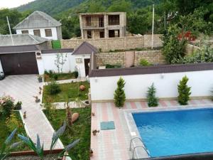 uma vista aérea de uma casa com piscina em Qafqaz mountain white villa em Gabala