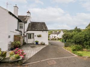 a cottage in a village with a driveway at Rusland View in Ulverston