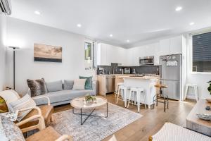 een woonkamer met een bank en een tafel bij Northlake Nirvana in Seattle