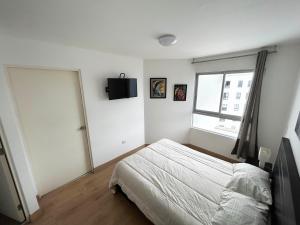 1 dormitorio con cama, ventana y puerta en Apartamento exclusivo y céntrico en Lima Moderna, en Lima