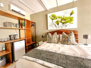 Biweda Nguni Lodge في Mkuze: غرفة نوم بسرير كبير ونافذة كبيرة