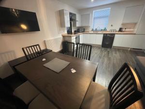 een keuken en eetkamer met een tafel en stoelen bij 3 bedroom apartment in the village of Whitwell in Worksop