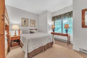 Schlafzimmer mit einem Bett und einem Fenster in der Unterkunft 7 Springs Ski & Mountain Adventure Condo condo in Champion