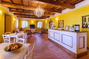 una cucina e una sala da pranzo con tavolo e sedie di Agriturismo Le Vigne a Foligno