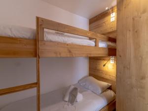 a bedroom with two bunk beds and a tub at Appartement Val Thorens, 2 pièces, 4 personnes - FR-1-640-10 in Val Thorens
