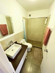 y baño con lavabo y aseo. en Apartamento exclusivo y céntrico en Lima Moderna, en Lima