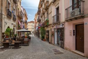 een steegje in een oude stad in Italië bij Via Cavour 19, Camere del Conte in Iglesias