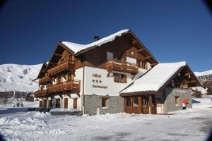 Chalet-Hôtel Le Beausoleil, The Originals Relais (Hotel-Chalet de Tradition) зимой