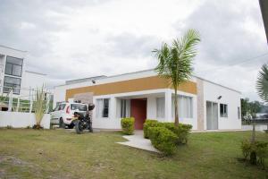 Casa campestre en Popayán, para descansar, compartir con los tuyos في بوبايان: منزل فيه سيارة متوقفة أمامه