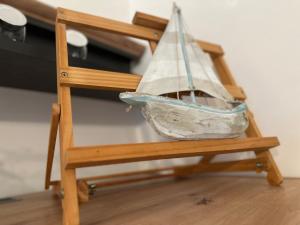 Una silla de madera con un barco encima. en Apartment VidRi, en Rijeka