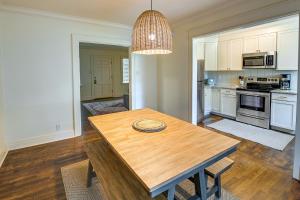 uma cozinha com uma mesa de madeira num quarto em Lexington Condo with Balcony 1 Mi to UK Campus! em Lexington