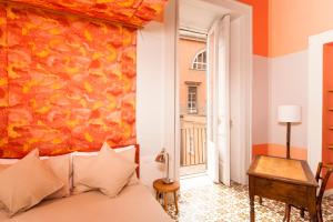 um quarto com uma cama e um quadro na parede em SuperOtium em Nápoles