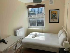 A bed or beds in a room at APlaceToStay Central London apartment, Zone 1 DOW