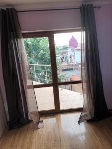 eine Glasschiebetür mit Blick auf eine Terrasse in der Unterkunft Apartament 2 dormitoare in Ploieşti