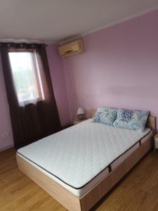 プロイェシュティにあるApartament 2 dormitoareの窓付きの部屋にベッド付きのベッドルーム1室があります。
