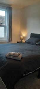 Un dormitorio con una cama con una toalla. en Phoenix House 4 BED ideal contractor & those working away, en Lincolnshire