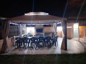 a table and chairs under a gazebo at night at CHALET MUY CERCA DE LA PLAYA CON PISCINA PRIVADA in Orihuela Costa