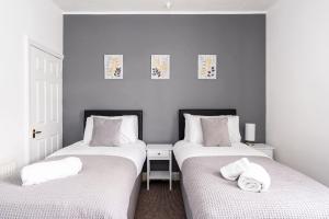 Tempat tidur dalam kamar di Spacious 3 Bed House With Free Parking
