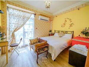 una camera con un letto e una sedia e una finestra di YuanWai a Wujie