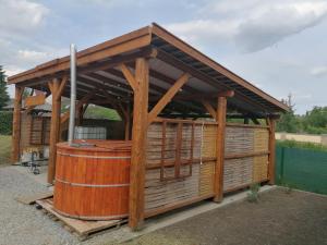 博加奇的住宿－Borács Winedégház，一个带热水浴缸的大型木制凉亭
