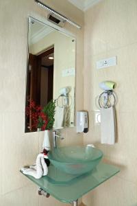 Et badeværelse på Gokulam Park Hotel & Convention Centre