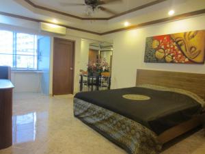 1 dormitorio con 1 cama grande en una habitación en DAO Studio Apartments, en Patong Beach