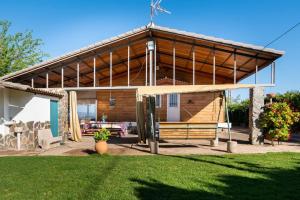 una casa con un gran techo y un patio en Casa de Madera del Turullote, en Écija