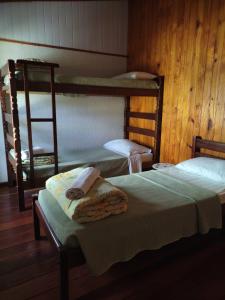 1 dormitorio con 2 literas y escalera en Pousada Santo Antonio, en Santo Antônio do Pinhal