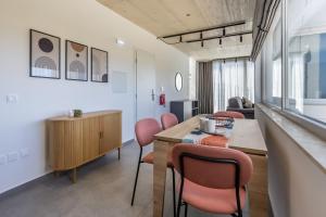 Una sala de estar con sillas rosas y una mesa. en Heated Luxury Poolside Retreat in St Julian s, en Pembroke