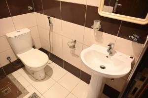فندق ربوة الصفوة ريع بخش في مكة المكرمة: حمام مع مرحاض ومغسلة