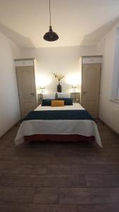 a bedroom with a large bed with blue and yellow pillows at Gîte à la campagne -maison individuelle -Piscine in Semblançay +44 photos