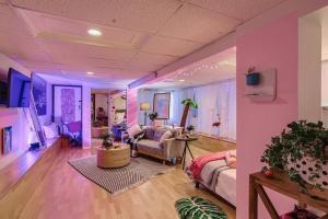 uma sala de estar com paredes roxas e um quarto com um sofá em Barbie's Dream Apt in the City em Sacramento
