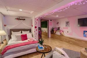 Barbie's Dream Apt in the City في سكرامنتو: غرفة نوم بسرير كبير وطاولة