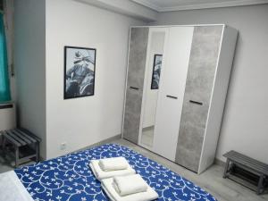 ein Schlafzimmer mit einem Bett und einem großen Spiegel in der Unterkunft Los Vetones in Ciudad-Rodrigo