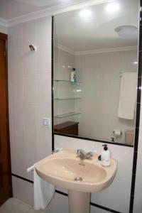 ein Bad mit einem Waschbecken und einem Spiegel in der Unterkunft Los Vetones in Ciudad-Rodrigo