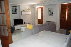 ein Wohnzimmer mit einem Sofa und einem Tisch in der Unterkunft Los Vetones in Ciudad-Rodrigo