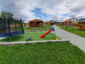 un parque infantil con tobogán y columpio en MERAK STD en Vranje