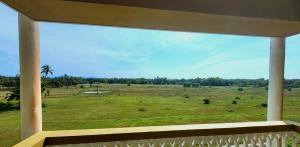 widok na pole z balkonu domu w obiekcie Visão Verde (2BHK/Close to Varca Beach/Field View) w mieście Varca
