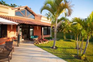 uma casa com palmeiras e um pátio em Hotel Villa Rossa em São Roque