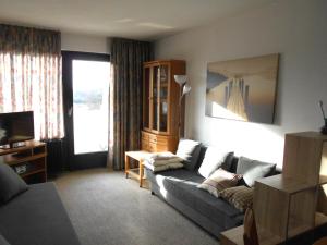 uma sala de estar com um sofá e uma janela em Ferienwohnung L408 für 2-4 Personen an der Ostsee em Brasilien