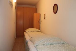 2 camas individuais num quarto com um espelho. em Ferienwohnung L408 für 2-4 Personen an der Ostsee em Brasilien