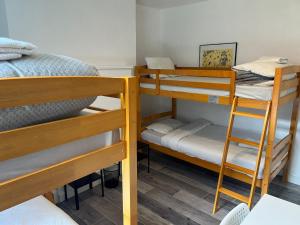 Habitación compartida con 2 literas y escalera. en APlaceToStay Central London apartment, Zone 1 SOH, en Londres