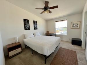 - une chambre avec un lit et un ventilateur de plafond dans l'établissement Bodhi House, Joshua Tree National Park, à Twentynine Palms